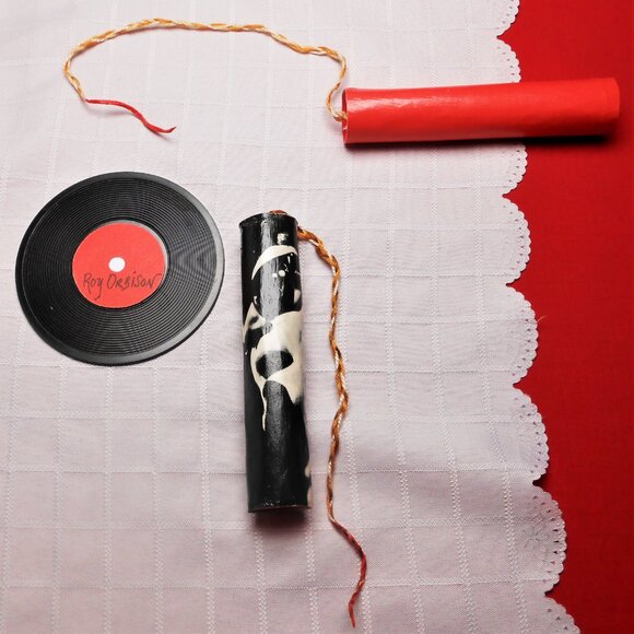 Portable and artistic belt made of cardboard dynamite sticks and posters - Picture 8 of 16